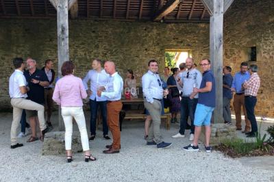 Miniature Location salle Orvault (Loire-Atlantique) - Château de la Garnison #53 Un traiteur prépare des plateaux de bouchées apéritives variées dans une cuisine professionnelle.