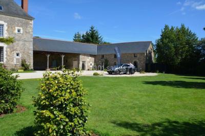 Miniature Location salle Orvault (Loire-Atlantique) - Château de la Garnison #55 Un traiteur prépare des plateaux de bouchées apéritives variées dans une cuisine professionnelle.