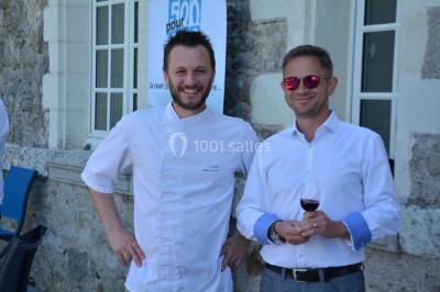 Miniature Location salle Orvault (Loire-Atlantique) - Château de la Garnison #57 Un traiteur prépare des plateaux de bouchées apéritives variées dans une cuisine professionnelle.