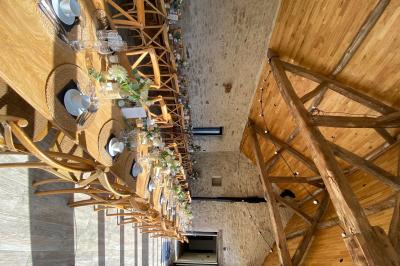 Miniature Location salle Orvault (Loire-Atlantique) - Château de la Garnison #48 Un traiteur prépare des plateaux de bouchées apéritives variées dans une cuisine professionnelle.