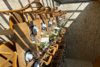 Miniature Location salle Orvault (Loire-Atlantique) - Château de la Garnison #62 Un traiteur prépare des plateaux de bouchées apéritives variées dans une cuisine professionnelle.