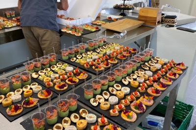 Miniature Location salle Orvault (Loire-Atlantique) - Château de la Garnison #66 Un traiteur prépare des plateaux de bouchées apéritives variées dans une cuisine professionnelle.