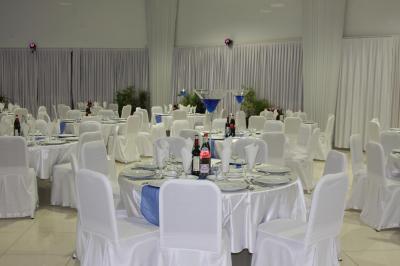 Un musicien joue du saxophone tandis qu'une femme en robe élégante danse avec enthousiasme dans un décor raffiné.