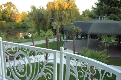 Un musicien joue du saxophone tandis qu'une femme en robe élégante danse avec enthousiasme dans un décor raffiné.