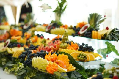 Un musicien joue du saxophone tandis qu'une femme en robe élégante danse avec enthousiasme dans un décor raffiné.