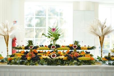 Un musicien joue du saxophone tandis qu'une femme en robe élégante danse avec enthousiasme dans un décor raffiné.