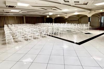 Un musicien joue du saxophone tandis qu'une femme en robe élégante danse avec enthousiasme dans un décor raffiné.