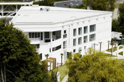 Un musicien joue du saxophone tandis qu'une femme en robe élégante danse avec enthousiasme dans un décor raffiné.
