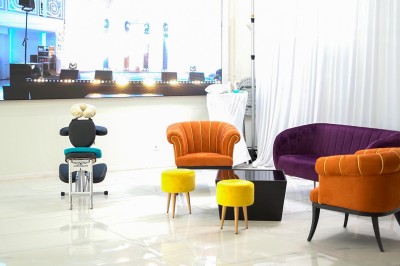 Un musicien joue du saxophone tandis qu'une femme en robe élégante danse avec enthousiasme dans un décor raffiné.