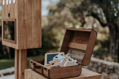 Un couple habillé élégamment, la femme en robe blanche et l'homme en costume, pose dans une pièce lumineuse.
