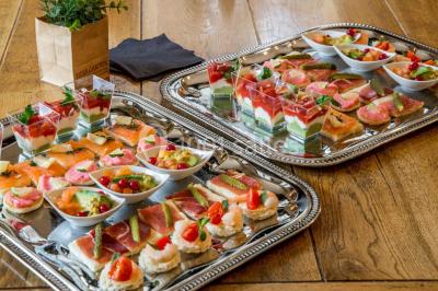 Baguette de pain posée sur un comptoir en bois, avec un four professionnel en arrière-plan dans une cuisine.