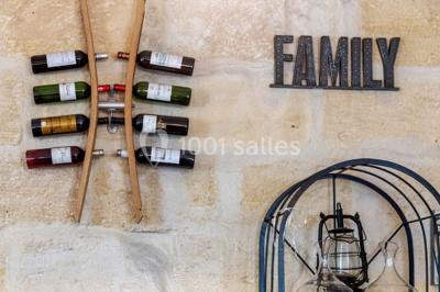 Baguette de pain posée sur un comptoir en bois, avec un four professionnel en arrière-plan dans une cuisine.