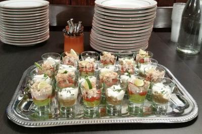 Baguette de pain posée sur un comptoir en bois, avec un four professionnel en arrière-plan dans une cuisine.