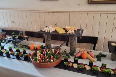 Baguette de pain posée sur un comptoir en bois, avec un four professionnel en arrière-plan dans une cuisine.