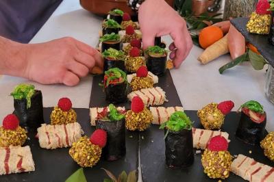 Baguette de pain posée sur un comptoir en bois, avec un four professionnel en arrière-plan dans une cuisine.