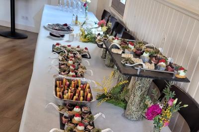 Baguette de pain posée sur un comptoir en bois, avec un four professionnel en arrière-plan dans une cuisine.