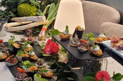 Baguette de pain posée sur un comptoir en bois, avec un four professionnel en arrière-plan dans une cuisine.