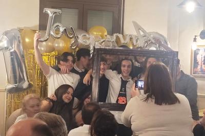 Baguette de pain posée sur un comptoir en bois, avec un four professionnel en arrière-plan dans une cuisine.