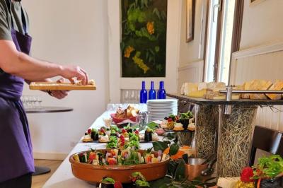 Baguette de pain posée sur un comptoir en bois, avec un four professionnel en arrière-plan dans une cuisine.