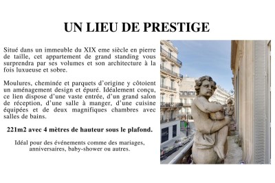 Table ronde en métal noir avec chandelier et chaises, placée sur un balcon avec vue sur une façade d'immeuble haussmannien.