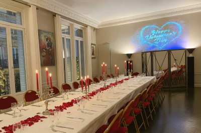 Image 1 : Un couple coupe un gâteau de mariage entouré d'invités et d'une table garnie de desserts. Image 2 : Salle de…