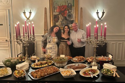 Image 1 : Un couple coupe un gâteau de mariage entouré d'invités et d'une table garnie de desserts. Image 2 : Salle de…