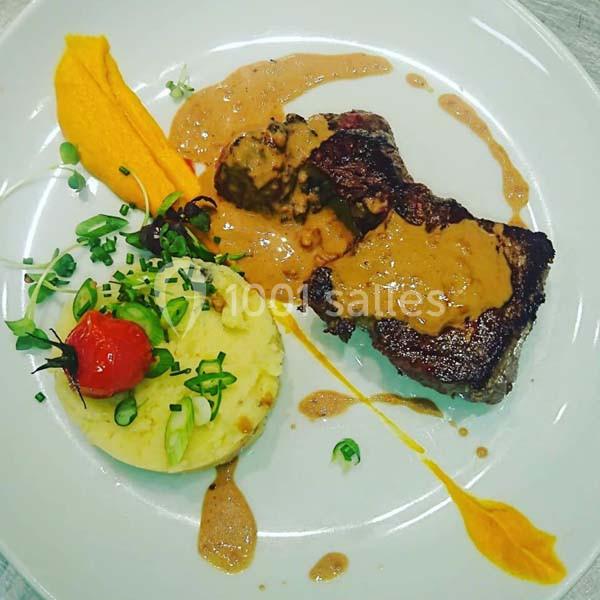 Assiette composée d'un steak sauce crémeuse, purée de pommes de terre, légumes et décoration de purée de carotte.