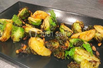 Salle de restaurant lumineuse avec table dressée, grandes fenêtres donnant sur un jardin et murs en briques.