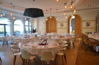 Vue nocturne d'une fête en plein air avec des lumières colorées, une piste de danse et des participants rassemblés.