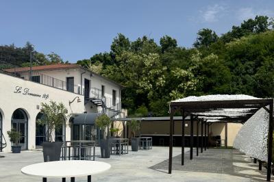 Vue nocturne d'une fête en plein air avec des lumières colorées, une piste de danse et des participants rassemblés.