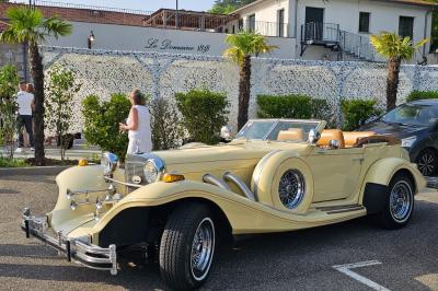 Vue nocturne d'une fête en plein air avec des lumières colorées, une piste de danse et des participants rassemblés.