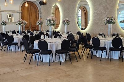 Vue nocturne d'une fête en plein air avec des lumières colorées, une piste de danse et des participants rassemblés.