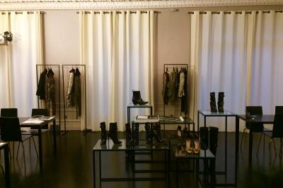 Salle à manger élégante avec table noire ornée, chandeliers, sculpture de panthère et tableau coloré au mur.