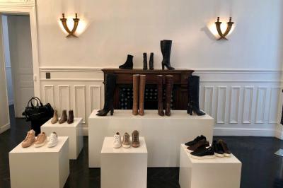Salle à manger élégante avec table noire ornée, chandeliers, sculpture de panthère et tableau coloré au mur.