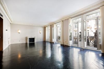 Salle à manger élégante avec table noire ornée, chandeliers, sculpture de panthère et tableau coloré au mur.
