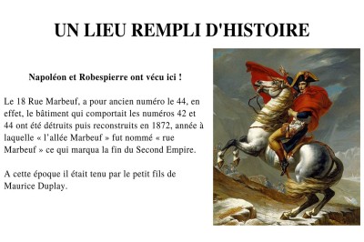 Salle à manger élégante avec table noire ornée, chandeliers, sculpture de panthère et tableau coloré au mur.
