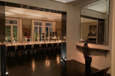 Miniature Location salle Paris 8 (Paris) - Le Loft Triangle d'Or Champs-Élysées #26 Un homme et une femme marchent dans un couloir élégant avec des colonnes blanches et de grands vases rouges.