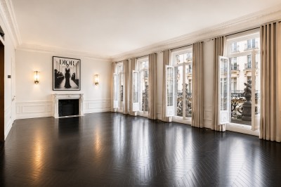 Miniature Location salle Paris 8 (Paris) - Le Loft Triangle d'Or Champs-Élysées #31 Un homme et une femme marchent dans un couloir élégant avec des colonnes blanches et de grands vases rouges.