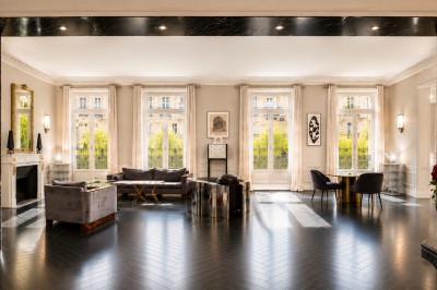 Miniature Location salle Paris 8 (Paris) - Le Loft Triangle d'Or Champs-Élysées #34 Un homme et une femme marchent dans un couloir élégant avec des colonnes blanches et de grands vases rouges.
