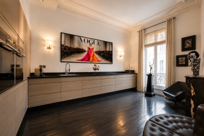 Miniature Location salle Paris 8 (Paris) - Le Loft Triangle d'Or Champs-Élysées #42 Un homme et une femme marchent dans un couloir élégant avec des colonnes blanches et de grands vases rouges.