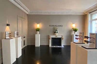 Miniature Location salle Paris 8 (Paris) - Le Loft Triangle d'Or Champs-Élysées #44 Un homme et une femme marchent dans un couloir élégant avec des colonnes blanches et de grands vases rouges.