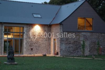 Vue aérienne d'une campagne avec des champs, des arbres, des maisons et des routes annotées pour indiquer des directions.