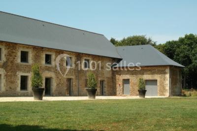 Vue aérienne d'une campagne avec des champs, des arbres, des maisons et des routes annotées pour indiquer des directions.