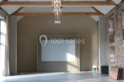 Vue aérienne d'une campagne avec des champs, des arbres, des maisons et des routes annotées pour indiquer des directions.