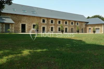 Vue aérienne d'une campagne avec des champs, des arbres, des maisons et des routes annotées pour indiquer des directions.
