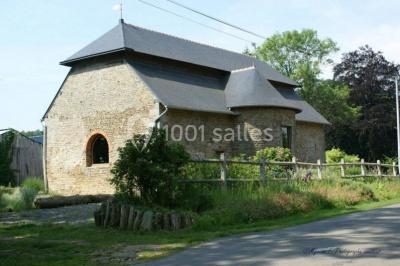Vue aérienne d'une campagne avec des champs, des arbres, des maisons et des routes annotées pour indiquer des directions.