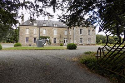 Vue aérienne d'une campagne avec des champs, des arbres, des maisons et des routes annotées pour indiquer des directions.