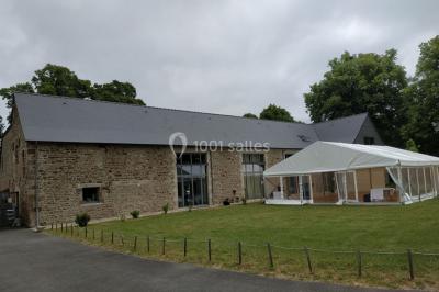 Vue aérienne d'une campagne avec des champs, des arbres, des maisons et des routes annotées pour indiquer des directions.