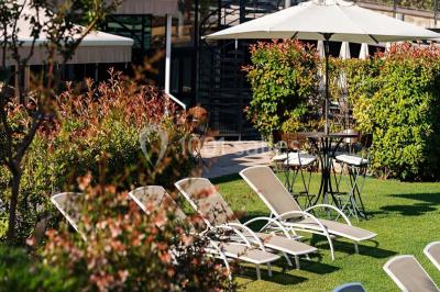 Table de réception élégamment dressée avec menu, verres, et centre de table floral composé de roses rouges et blanches.