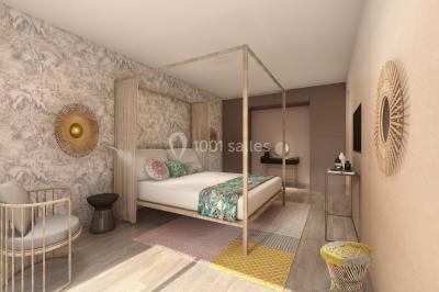 Table de réception élégamment dressée avec menu, verres, et centre de table floral composé de roses rouges et blanches.